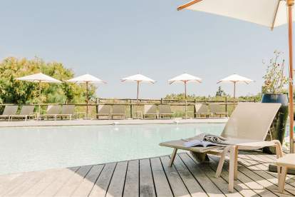 Piscine de l'hôtel de charme Les Arnelles en Camargue, à Saintes-Maries-de-la-Mer