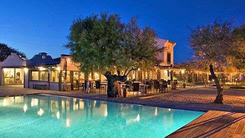 Jardin et ponton de l'hôtel Les Arnelles, Séjours et Weekends en Camargue
