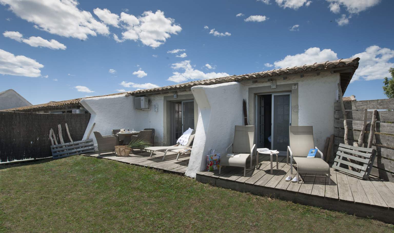 Suite avec terrasse à l'hôtel Les Arnelles, Hôtel 4 étoiles avec Piscine en Camargue