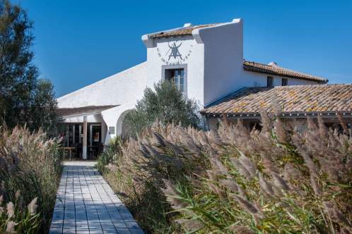 Façade de l'hôtel de charme Les Arnelles en Camargue, à Saintes-Maries-de-la-Mer